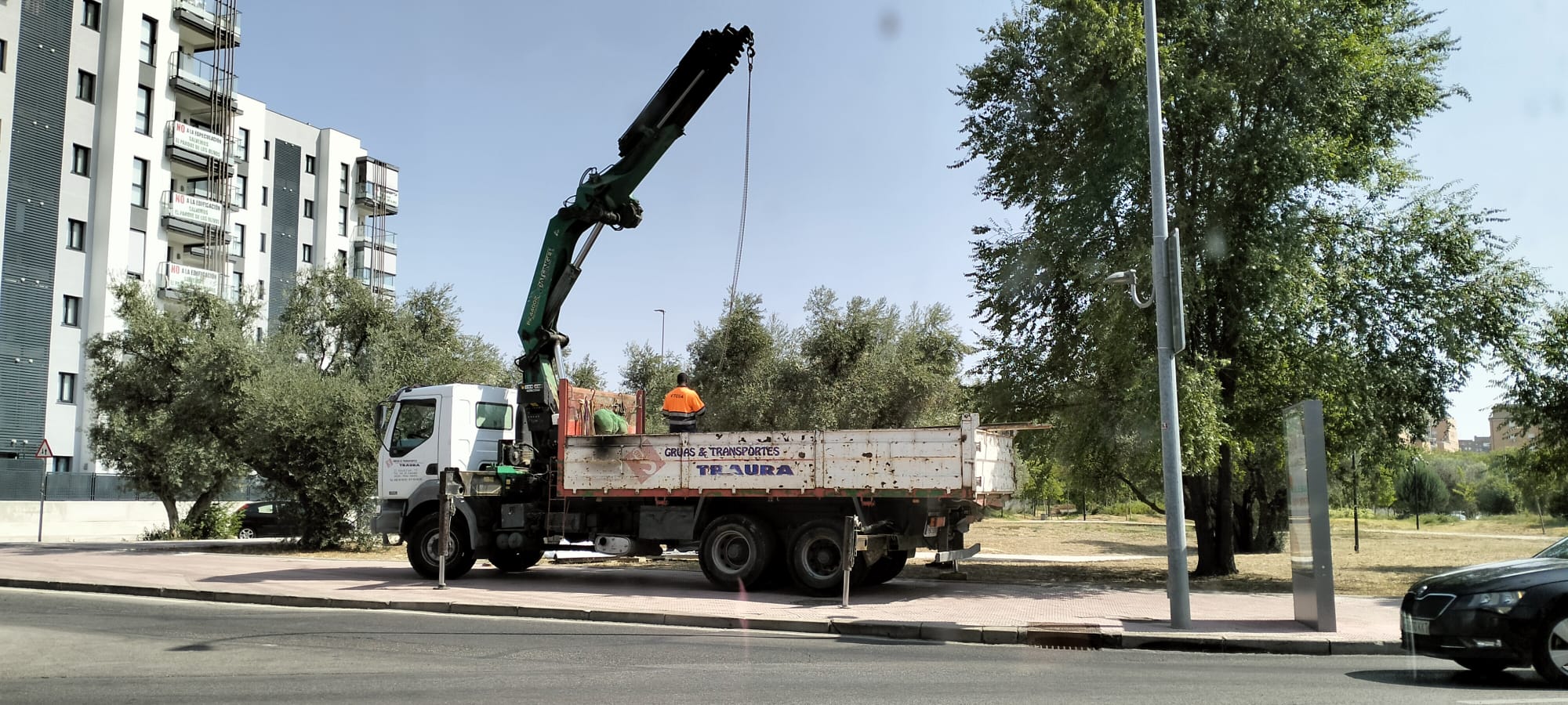 Descarga del material para el vallado del Parque de los Olivos